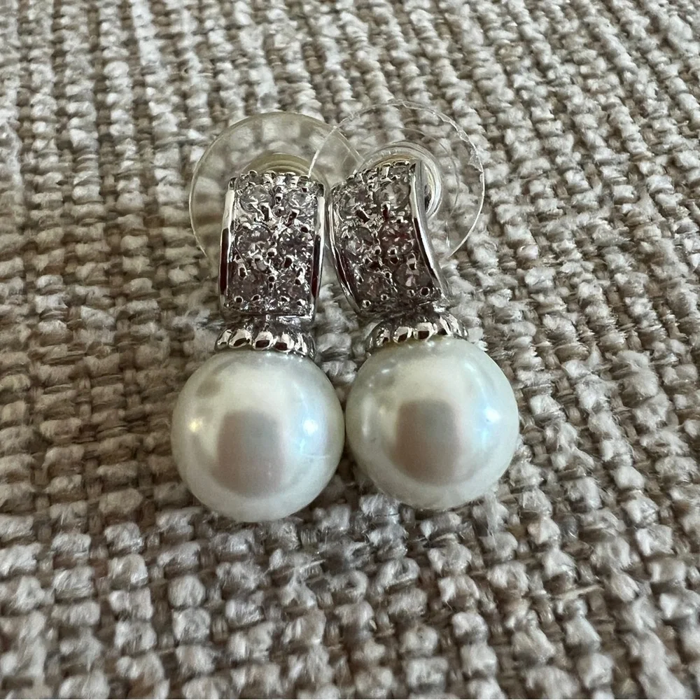Handcrafted silver and pearl earrings - Picture 3 of 5